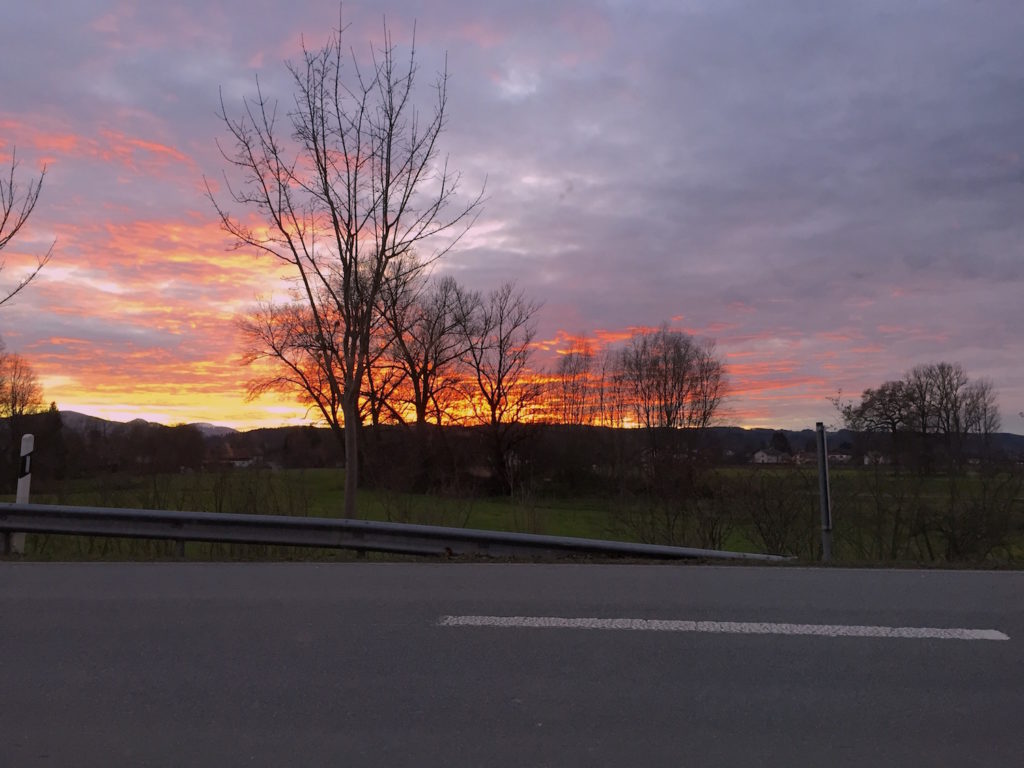 Sonnenuntergang an der Hauptstraße.