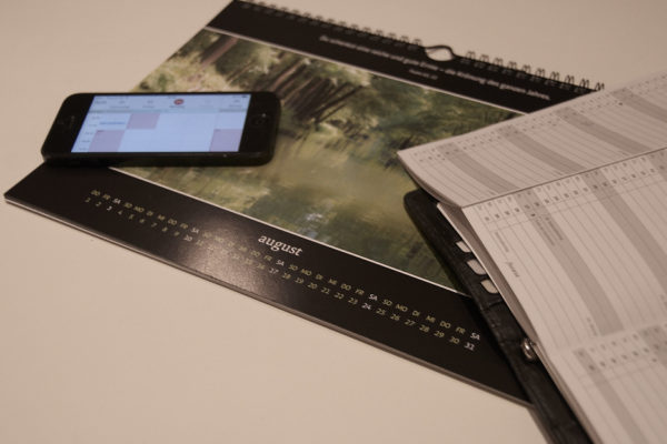 Kalender auf Papier oder Smartphone-Display?