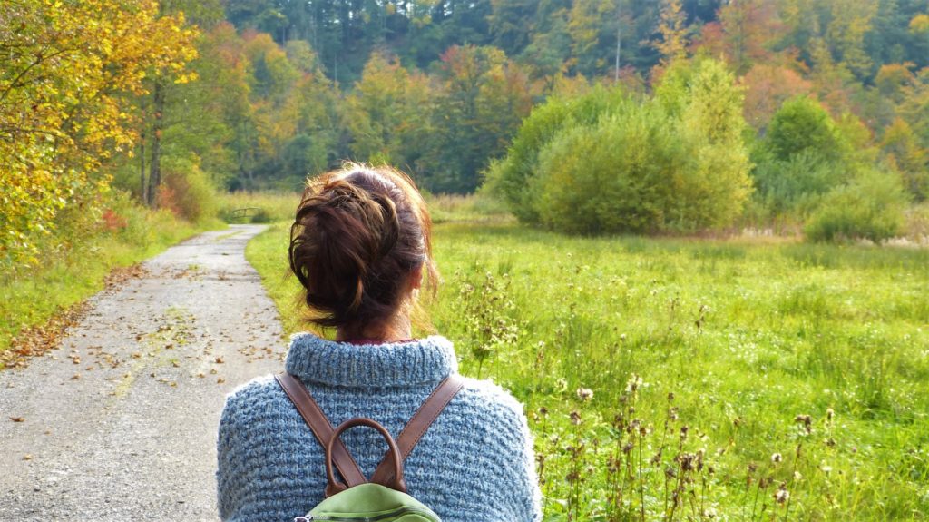 Frau am Waldweg